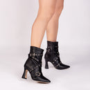 Bota cano médio - Salto taça - Salto alto 9 cm - Detalhes em fivelas e ilhós/ Feminino