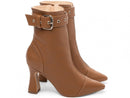 Bota cano médio - Salto taça - Salto alto 9 cm - detalhe em fivela/Feminino