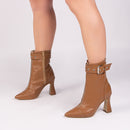 Bota cano médio - Salto taça - Salto alto 9 cm - detalhe em fivela/Feminino