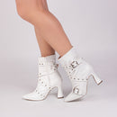 Bota cano médio - Salto taça - Salto alto 9 cm - Detalhes em fivelas e ilhós/ Feminino