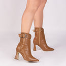 Bota cano médio - Salto taça - Salto alto 9 cm - detalhe em fivela/Feminino